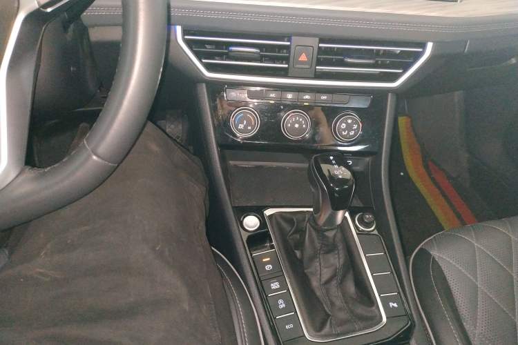 Used Volkswagen Sagitar 2023 300TSI DSG Excellence Edition Gear Lever