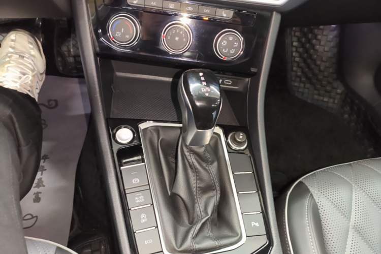 Used Volkswagen Sagitar 2023 300TSI DSG Excellence Edition Gear Lever