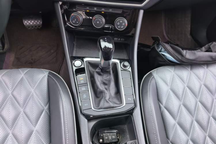 Used Volkswagen Sagitar 2023 300TSI DSG Excellence Edition Gear Lever