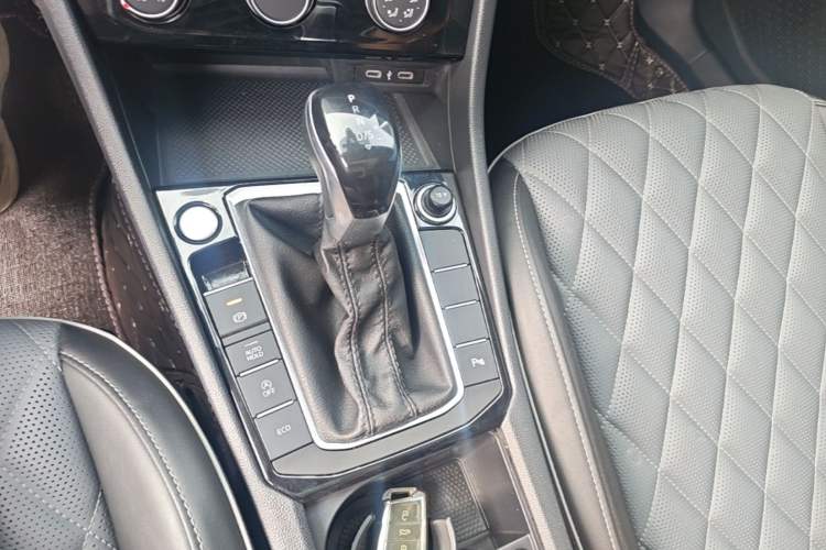 Used Volkswagen Sagitar 2023 300TSI DSG Excellence Edition Gear Lever