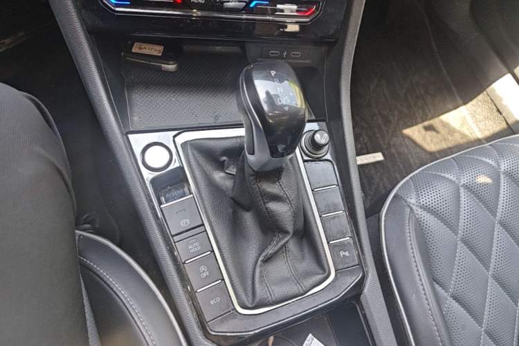 Used Volkswagen Sagitar 2023 200TSI DSG Excellence Edition Gear Lever