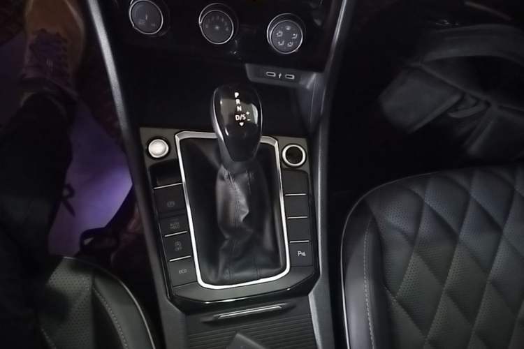 Used Volkswagen Sagitar 2023 300TSI DSG Excellence Edition Gear Lever