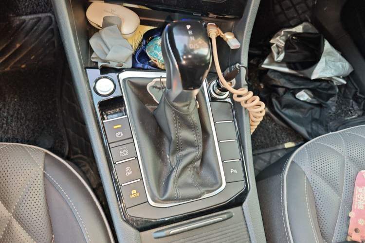 Used Volkswagen Sagitar 2023 300TSI DSG Excellence Edition Gear Lever