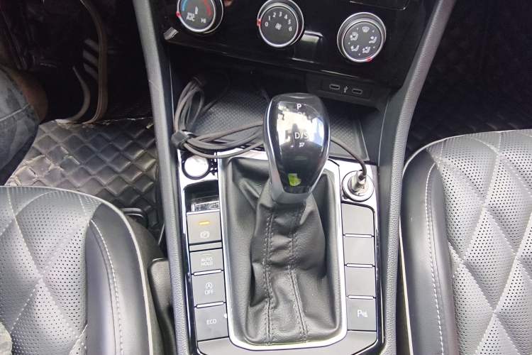 Used Volkswagen Sagitar 2023 300TSI DSG Excellence Edition Gear Lever