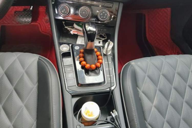 Used Volkswagen Sagitar 2023 300TSI DSG Excellence Edition Gear Lever