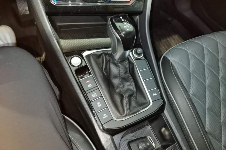 Used Volkswagen Sagitar 2023 300TSI DSG Excellence Edition Gear Lever