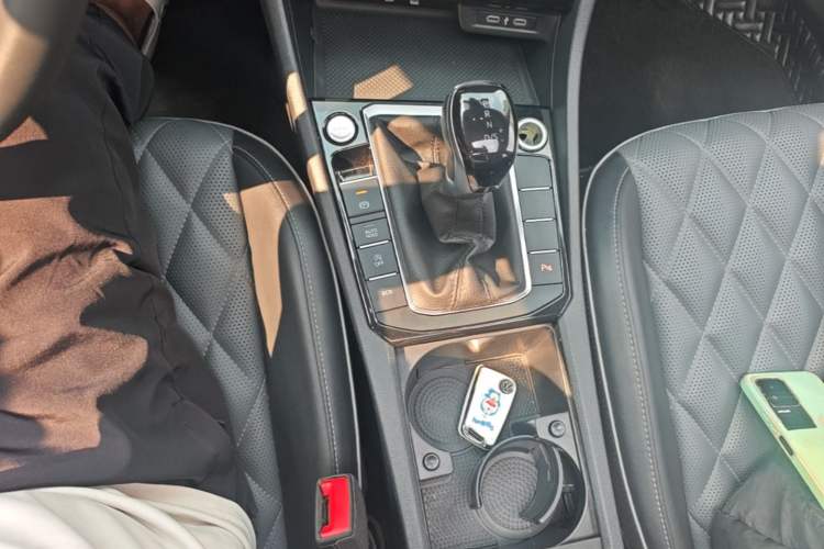 Used Volkswagen Sagitar 2023 300TSI DSG Excellence Edition Gear Lever
