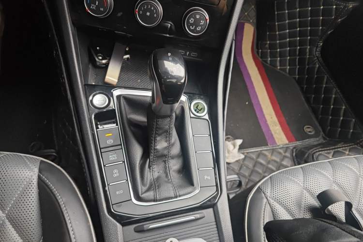 Used Volkswagen Sagitar 2023 300TSI DSG Excellence Edition Gear Lever