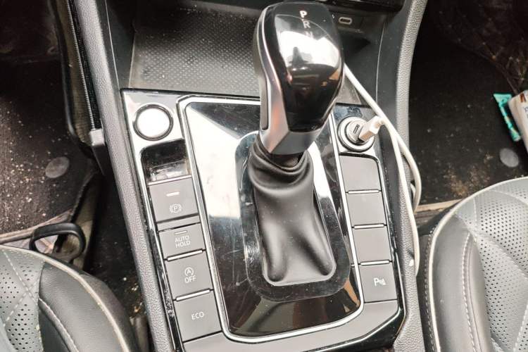 Used Volkswagen Sagitar 2023 300TSI DSG Excellence Edition Gear Lever