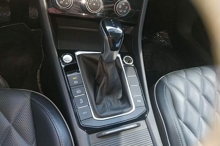 Used Volkswagen Sagitar 2023 300TSI DSG Excellence Edition Gear Lever