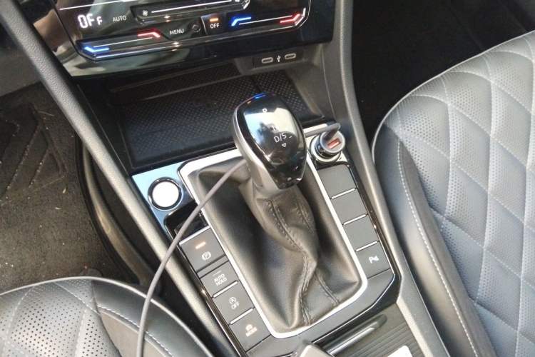 Used Volkswagen Sagitar 2023 300TSI DSG Excellence Edition Gear Lever