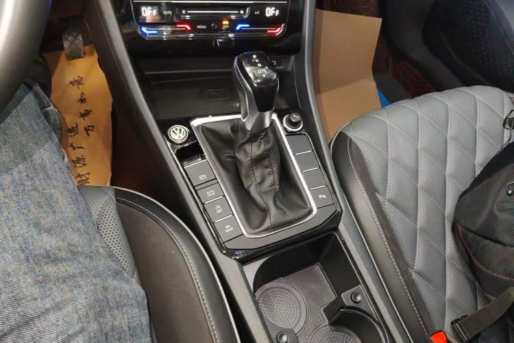 Used Volkswagen Sagitar 2023 300TSI DSG Excellence Edition Gear Lever