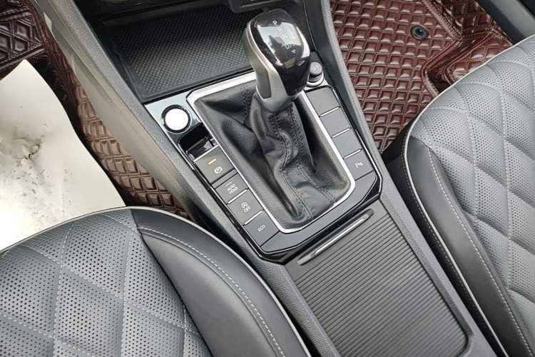 Used Volkswagen Sagitar 2023 300TSI DSG Excellence Edition Gear Lever