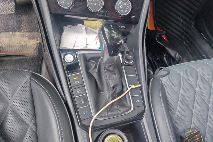 Used Volkswagen Sagitar 2023 300TSI DSG Excellence Edition Gear Lever