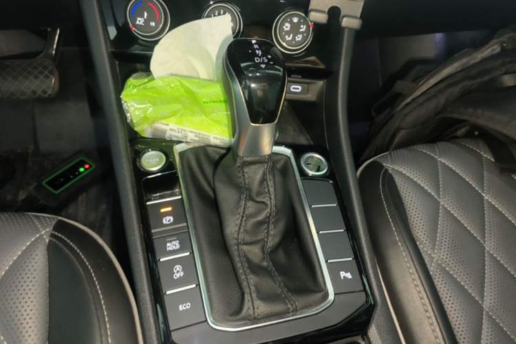 Used Volkswagen Sagitar 2023 300TSI DSG Excellence Edition Gear Lever