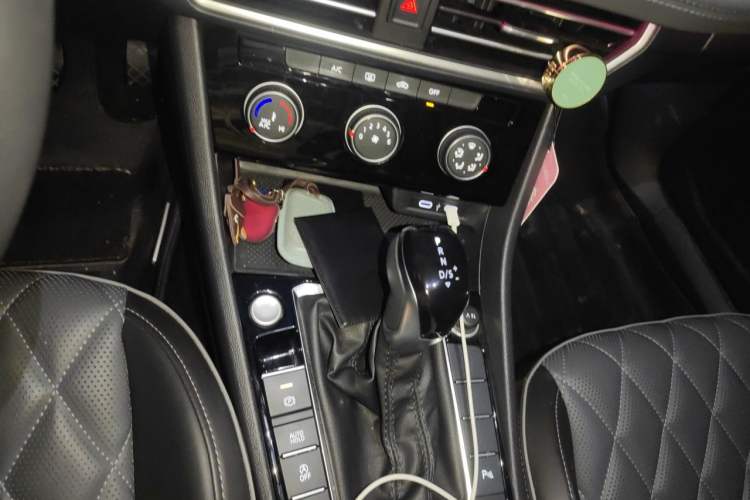 Used Volkswagen Sagitar 2023 280TSI DSG Excellence Edition Gear Lever