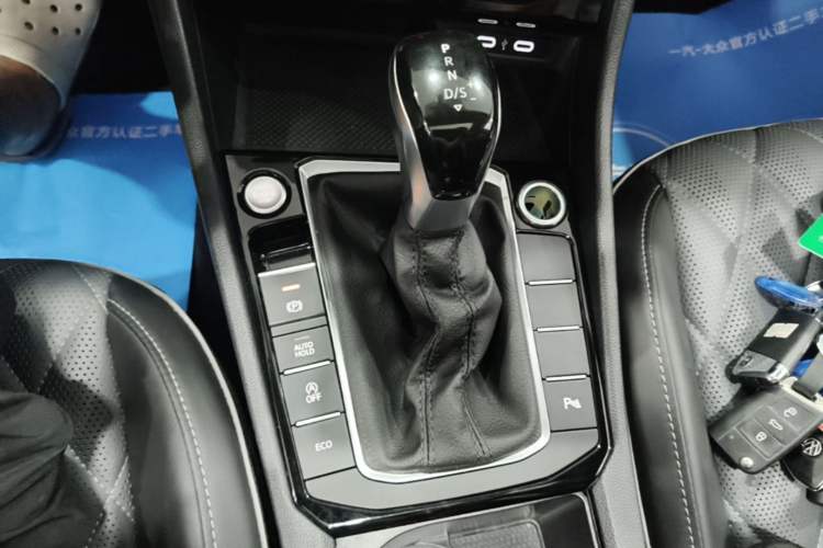 Used Volkswagen Sagitar 2023 300TSI DSG Excellence Edition Gear Lever