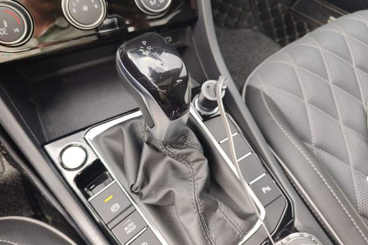 Used Volkswagen Sagitar 2023 300TSI DSG Excellence Edition Gear Lever