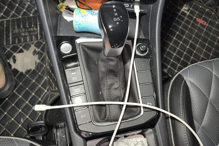 Used Volkswagen Sagitar 2023 300TSI DSG Excellence Edition Gear Lever