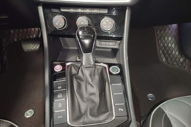 Used Volkswagen Sagitar 2023 300TSI DSG Excellence Edition Gear Lever