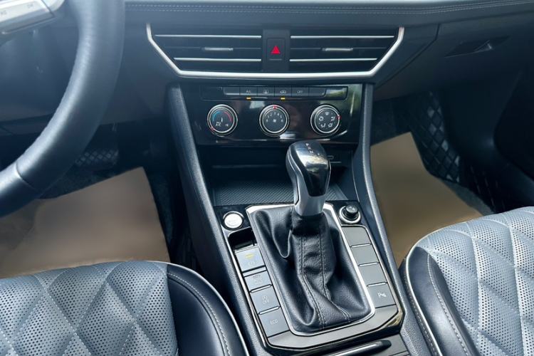 Used Volkswagen Sagitar 2023 300TSI DSG Excellence Edition Gear Lever