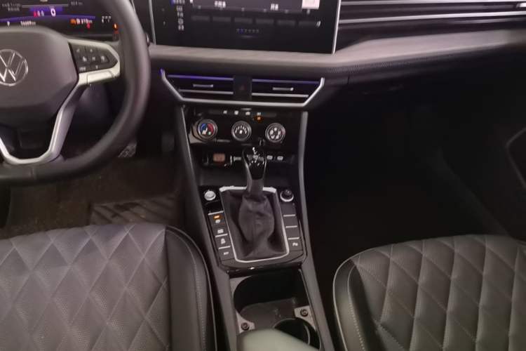 Used Volkswagen Sagitar 2023 300TSI DSG Excellence Edition Gear Lever