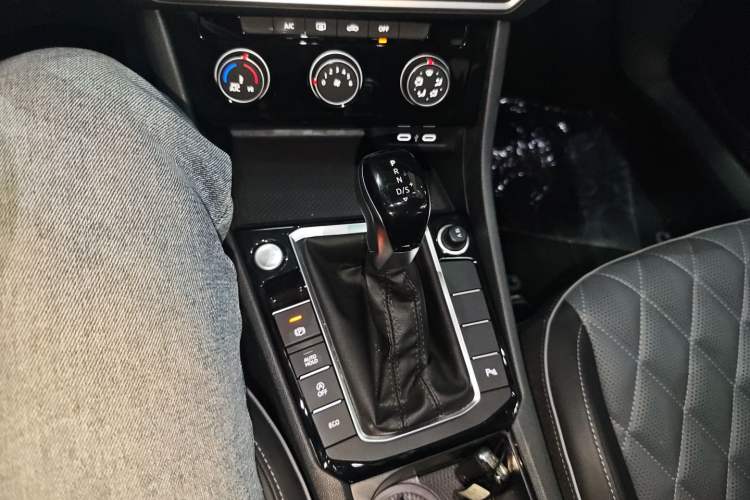 Used Volkswagen Sagitar 2023 300TSI DSG Excellence Edition Gear Lever