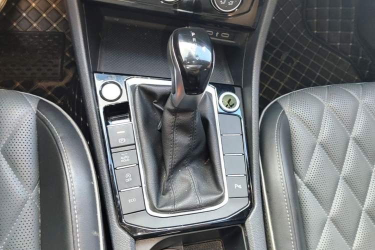 Used Volkswagen Sagitar 2023 300TSI DSG Excellence Edition Gear Lever