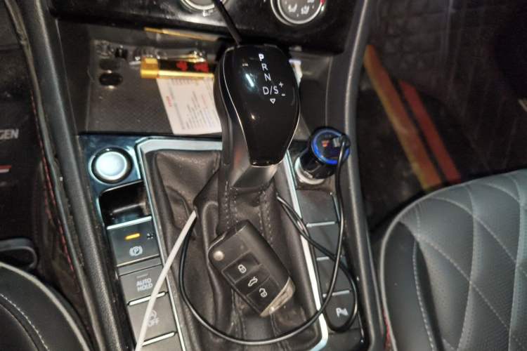 Used Volkswagen Sagitar 2023 300TSI DSG Excellence Edition Gear Lever