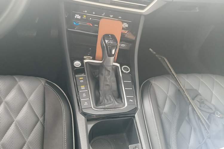 Used Volkswagen Sagitar 2023 300TSI DSG Excellence Edition Gear Lever