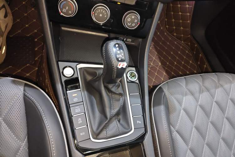 Used Volkswagen Sagitar 2023 300TSI DSG Excellence Edition Gear Lever