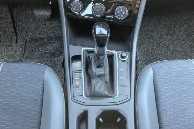 Used Volkswagen Sagitar 2023 300TSI DSG Flyover Edition Gear Lever
