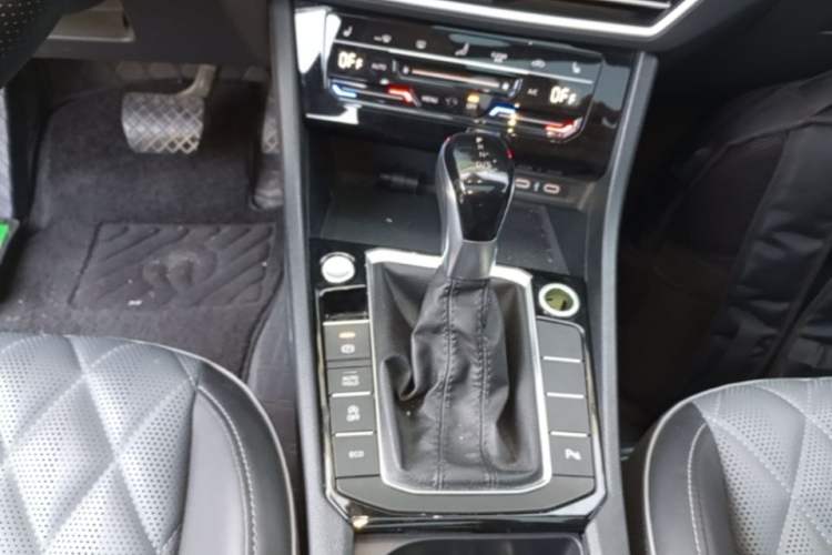 Used Volkswagen Sagitar 2023 280TSI DSG Excellence Edition Gear Lever