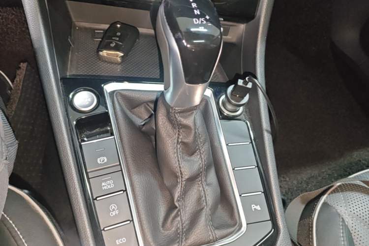 Used Volkswagen Sagitar 2023 300TSI DSG Excellence Edition Gear Lever