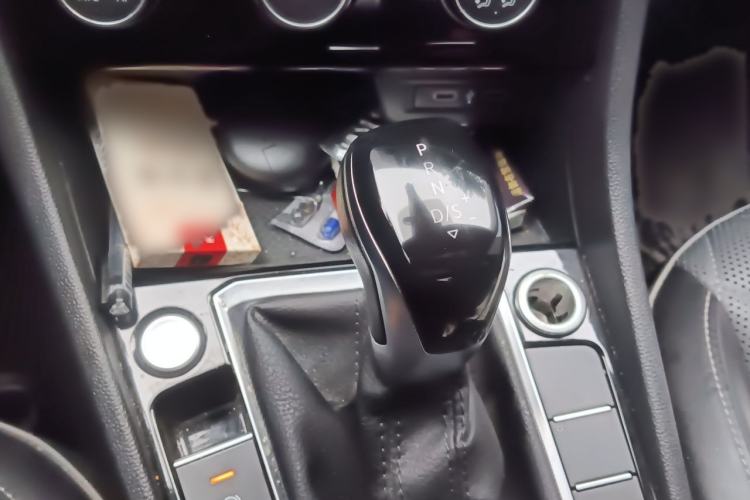 Used Volkswagen Sagitar 2023 300TSI DSG Excellence Edition Gear Lever