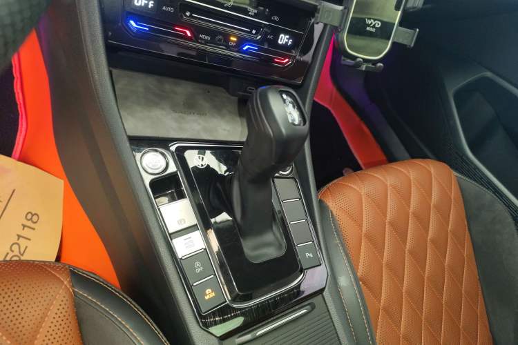 Used Volkswagen Sagitar 2023 300TSI DSG Excellence Edition Gear Lever