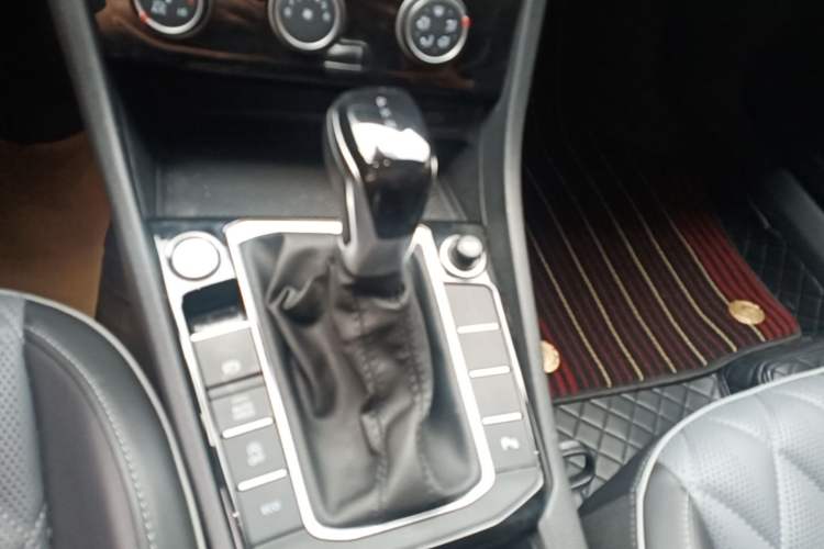 Used Volkswagen Sagitar 2023 300TSI DSG Excellence Edition Gear Lever