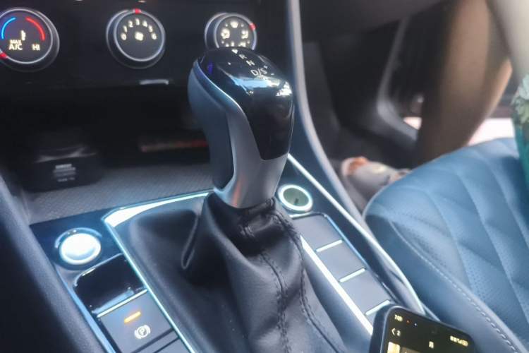 Used Volkswagen Sagitar 2023 300TSI DSG Excellence Edition Gear Lever