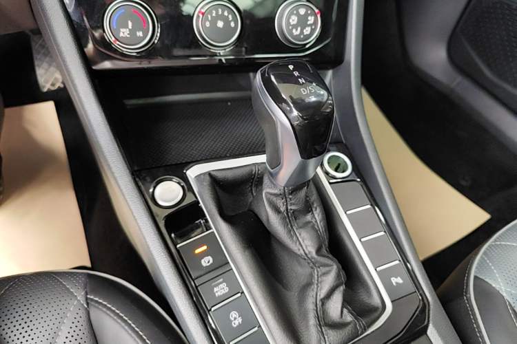 Used Volkswagen Sagitar 2023 300TSI DSG Excellence Edition Gear Lever