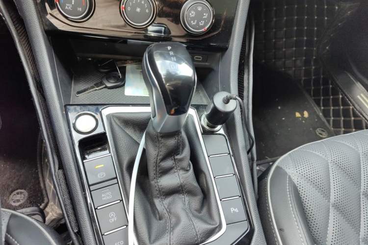 Used Volkswagen Sagitar 2023 300TSI DSG Excellence Edition Gear Lever