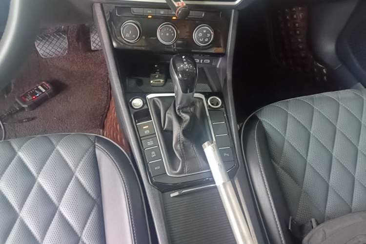 Used Volkswagen Sagitar 2023 300TSI DSG Excellence Edition Gear Lever