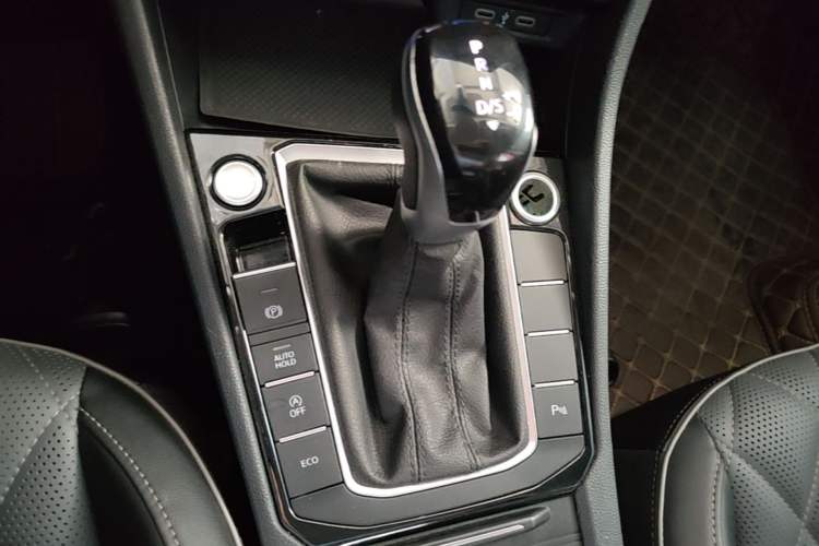Used Volkswagen Sagitar 2023 200TSI DSG Excellence Edition Gear Lever