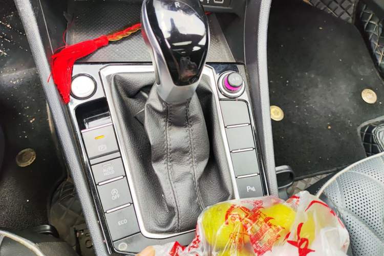 Used Volkswagen Sagitar 2023 300TSI DSG Excellence Edition Gear Lever