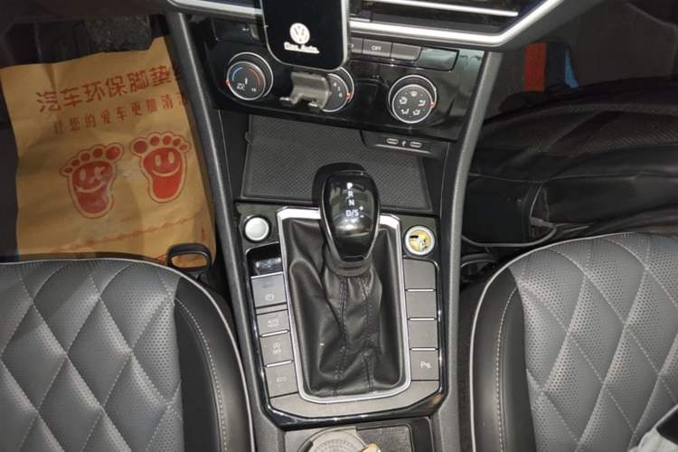 Used Volkswagen Sagitar 2023 300TSI DSG Excellence Edition Gear Lever