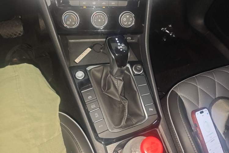 Used Volkswagen Sagitar 2023 300TSI DSG Excellence Edition Gear Lever