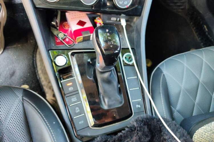 Used Volkswagen Sagitar 2023 300TSI DSG Excellence Edition Gear Lever
