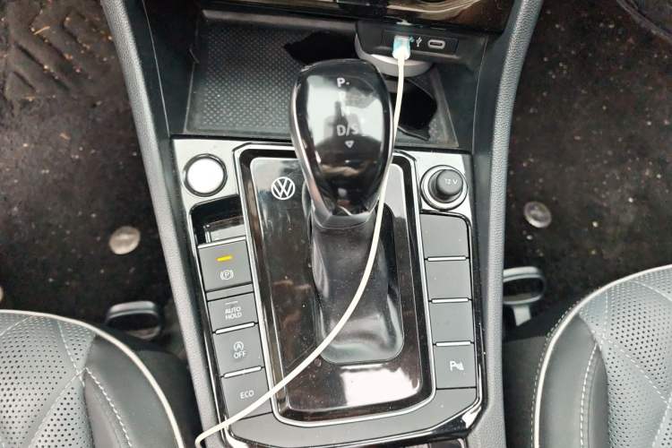 Used Volkswagen Sagitar 2023 300TSI DSG Excellence Edition Gear Lever