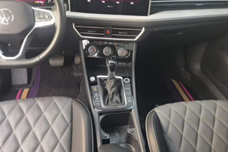 Used Volkswagen Sagitar 2023 300TSI DSG Excellence Edition Gear Lever