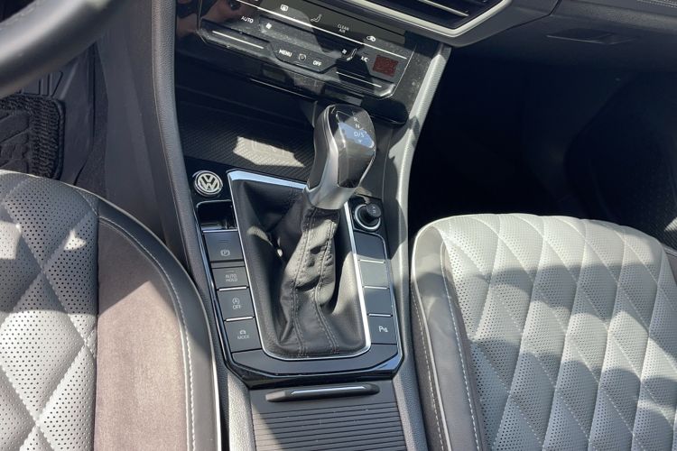 Used Volkswagen Sagitar 2023 300TSI DSG Excellence Edition Gear Lever