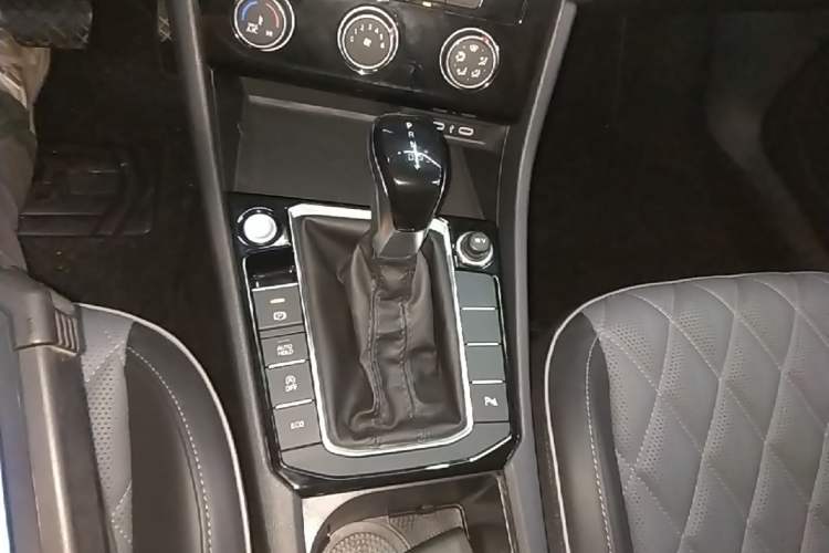 Used Volkswagen Sagitar 2023 300TSI DSG Excellence Edition Gear Lever